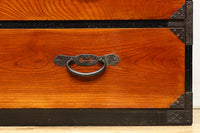 落ち着いた朱の色彩に丸金具を添えた上品な最上衣裳箪笥　BB3322