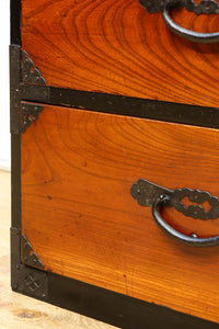 落ち着いた朱の色彩に丸金具を添えた上品な最上衣裳箪笥　BB3322