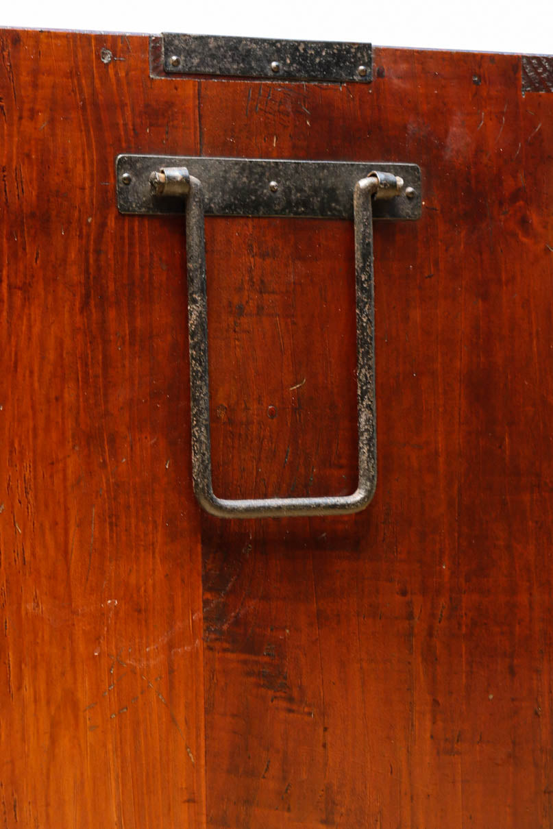 落ち着いた朱の色彩に丸金具を添えた上品な最上衣裳箪笥　BB3322