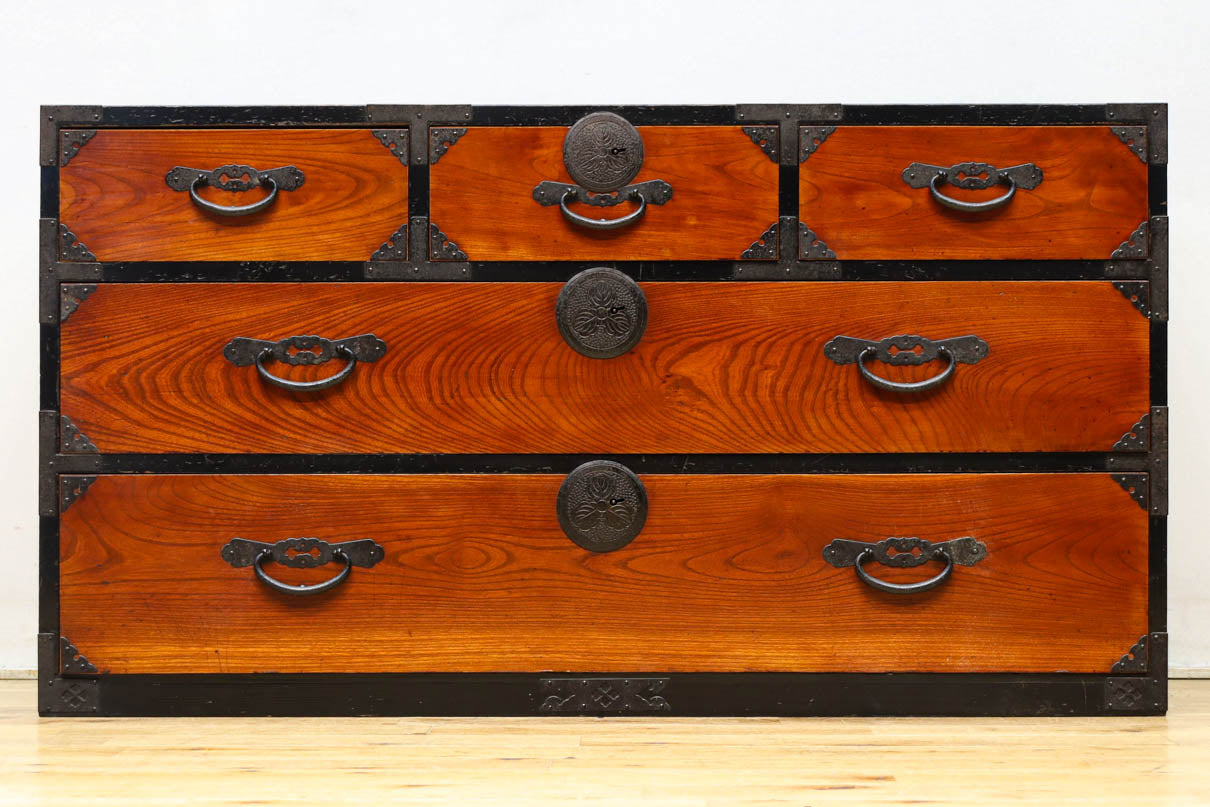 落ち着いた朱の色彩に丸金具を添えた上品な最上衣裳箪笥　BB3322