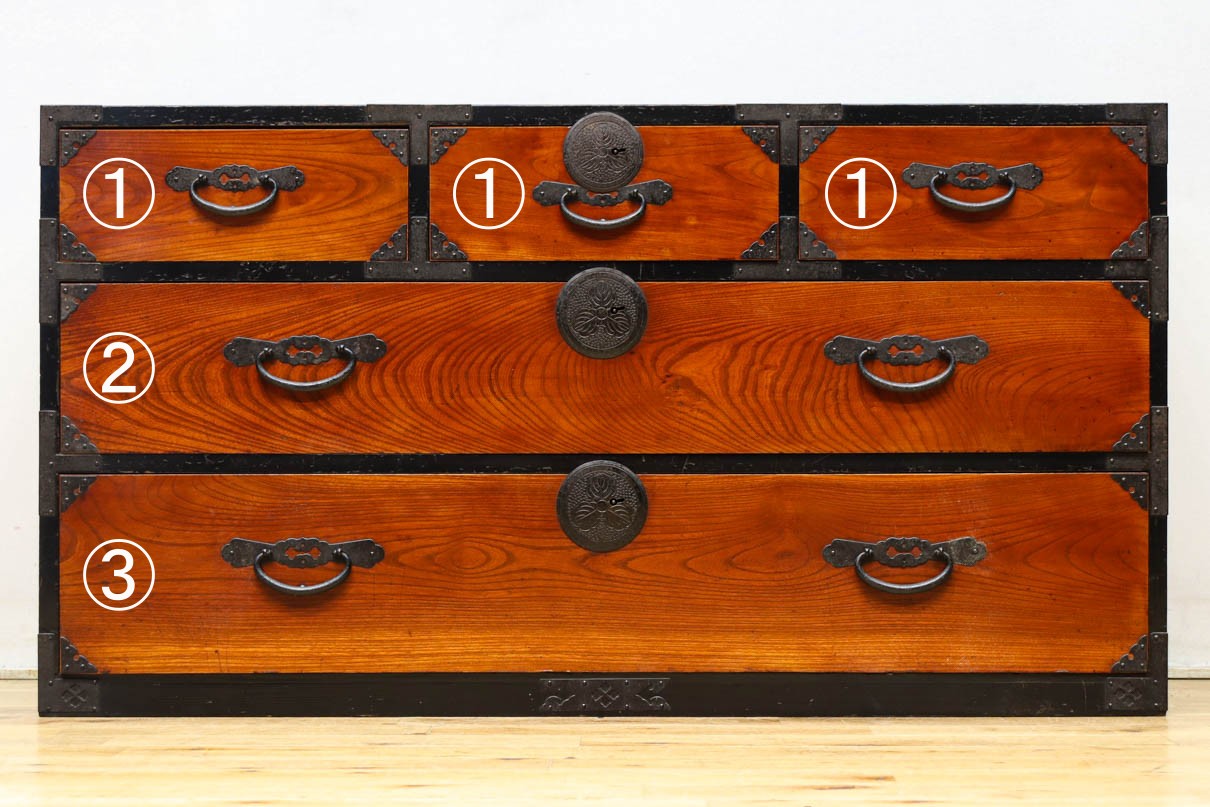 落ち着いた朱の色彩に丸金具を添えた上品な最上衣裳箪笥　BB3322