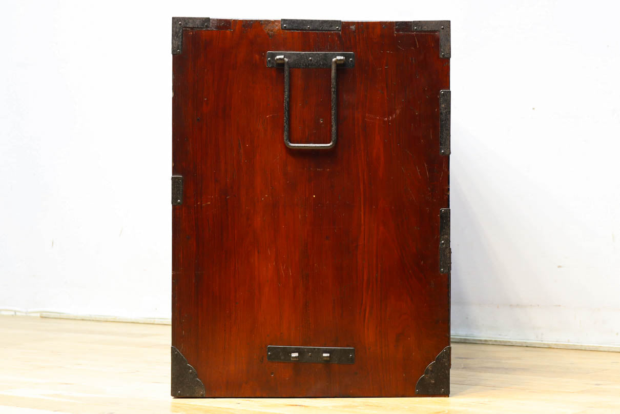 落ち着いた朱の色彩に丸金具を添えた上品な最上衣裳箪笥　BB3322