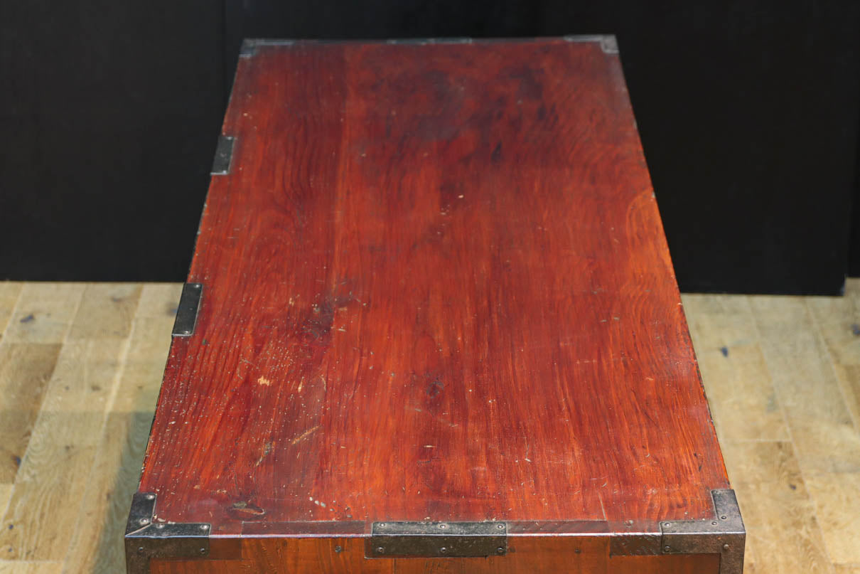 落ち着いた朱の色彩に丸金具を添えた上品な最上衣裳箪笥　BB3322