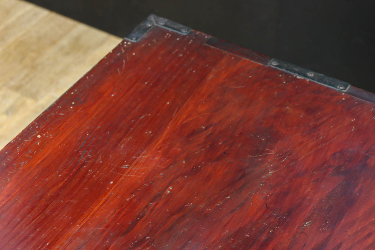 落ち着いた朱の色彩に丸金具を添えた上品な最上衣裳箪笥　BB3322