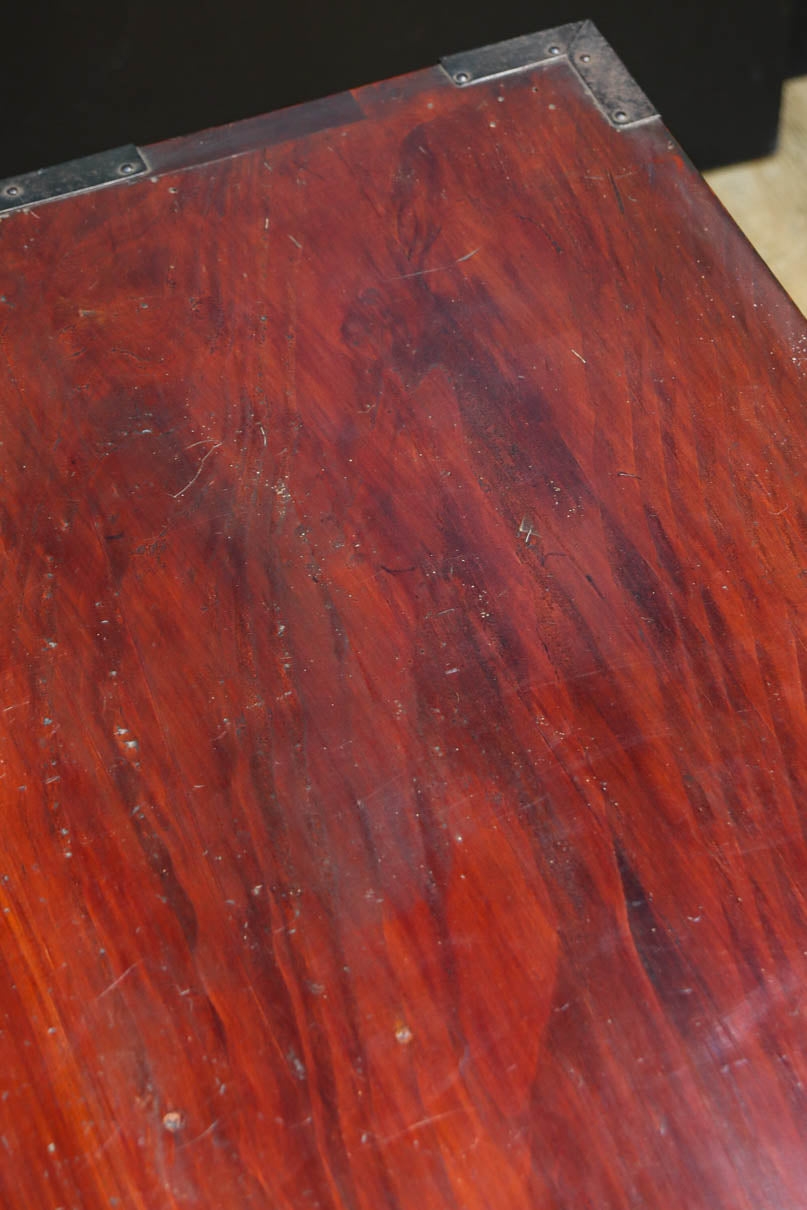 落ち着いた朱の色彩に丸金具を添えた上品な最上衣裳箪笥　BB3322