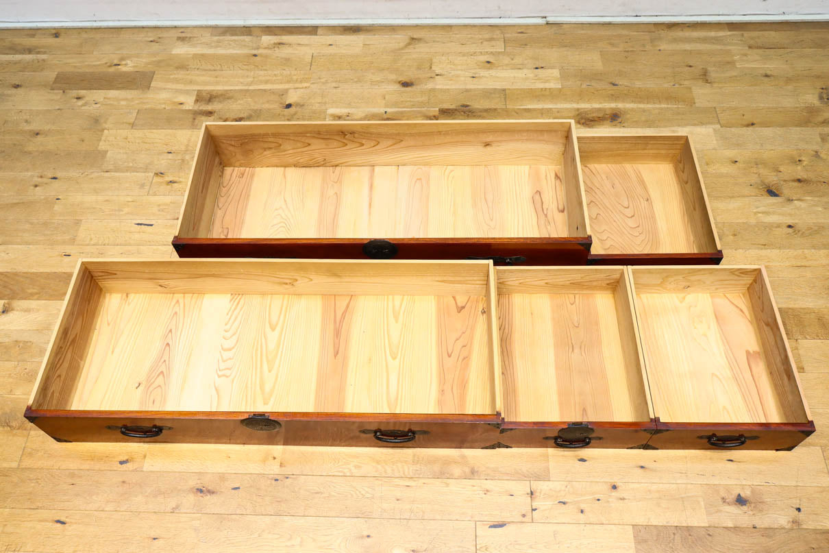 落ち着いた朱の色彩に丸金具を添えた上品な最上衣裳箪笥　BB3322