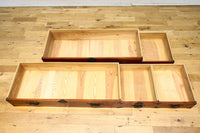 落ち着いた朱の色彩に丸金具を添えた上品な最上衣裳箪笥　BB3322