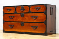 落ち着いた朱の色彩に丸金具を添えた上品な最上衣裳箪笥　BB3322