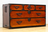 落ち着いた朱の色彩に丸金具を添えた上品な最上衣裳箪笥　BB3322