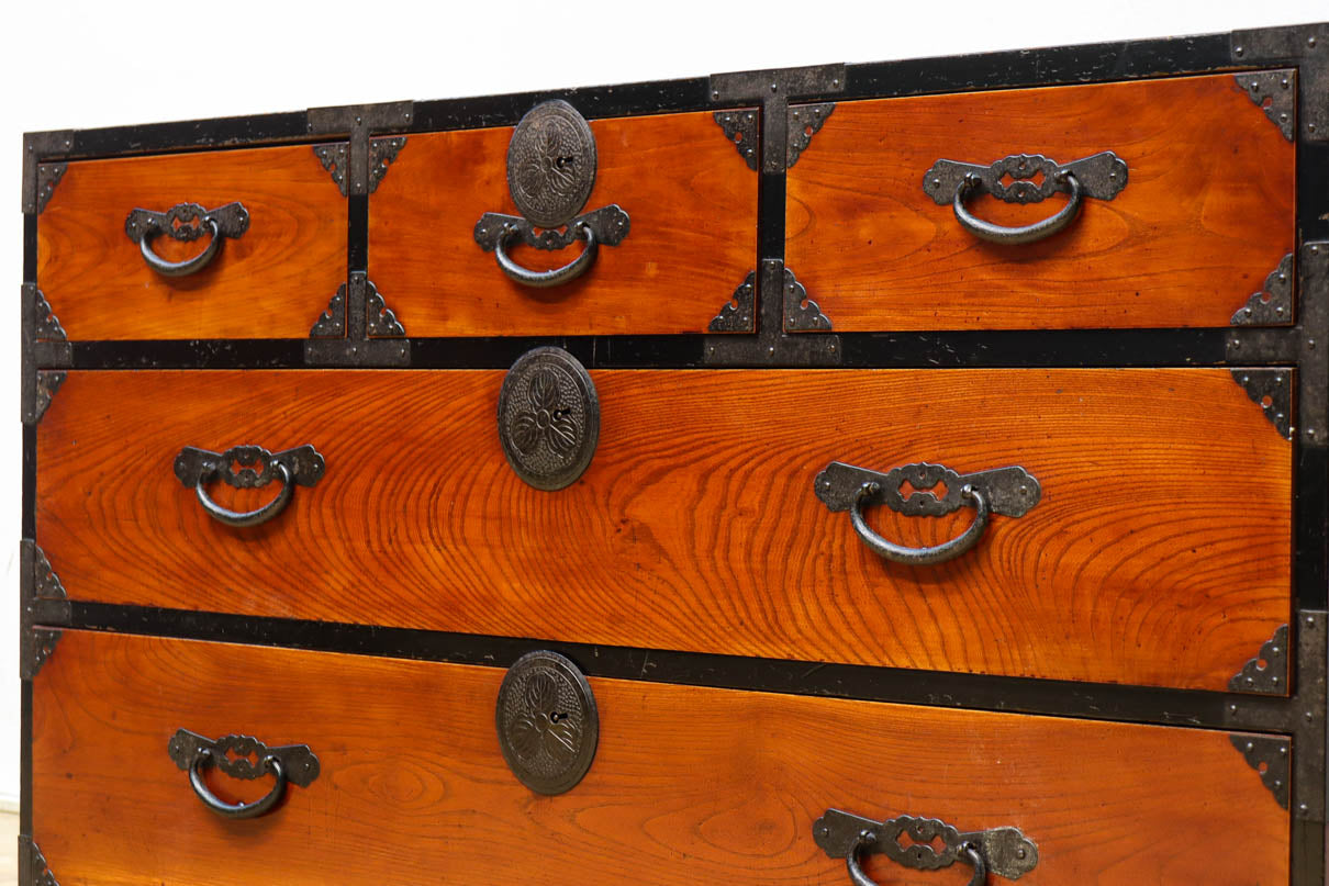 落ち着いた朱の色彩に丸金具を添えた上品な最上衣裳箪笥　BB3322