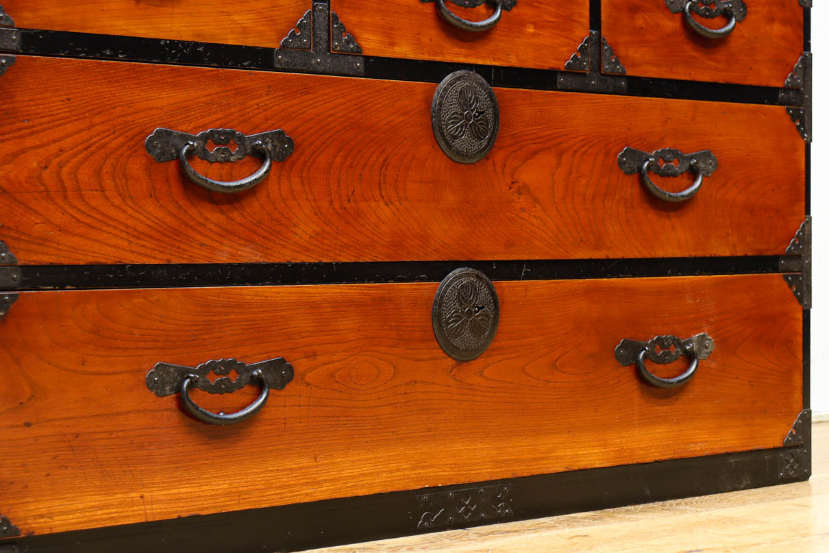 落ち着いた朱の色彩に丸金具を添えた上品な最上衣裳箪笥　BB3322