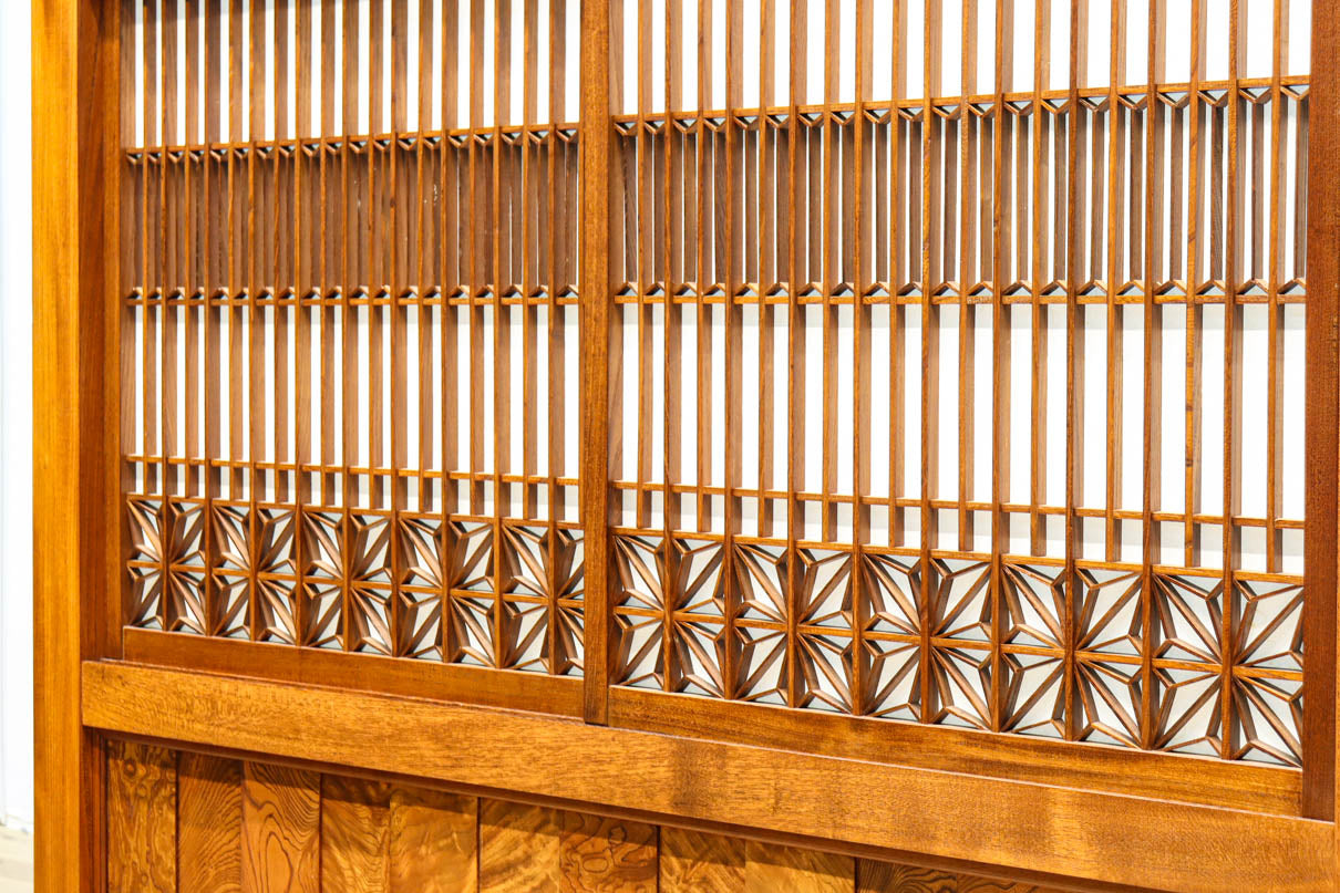 極上けやき珠杢!! 組子入り建具を備えた和の趣き溢れる重厚な衝立　BB3323