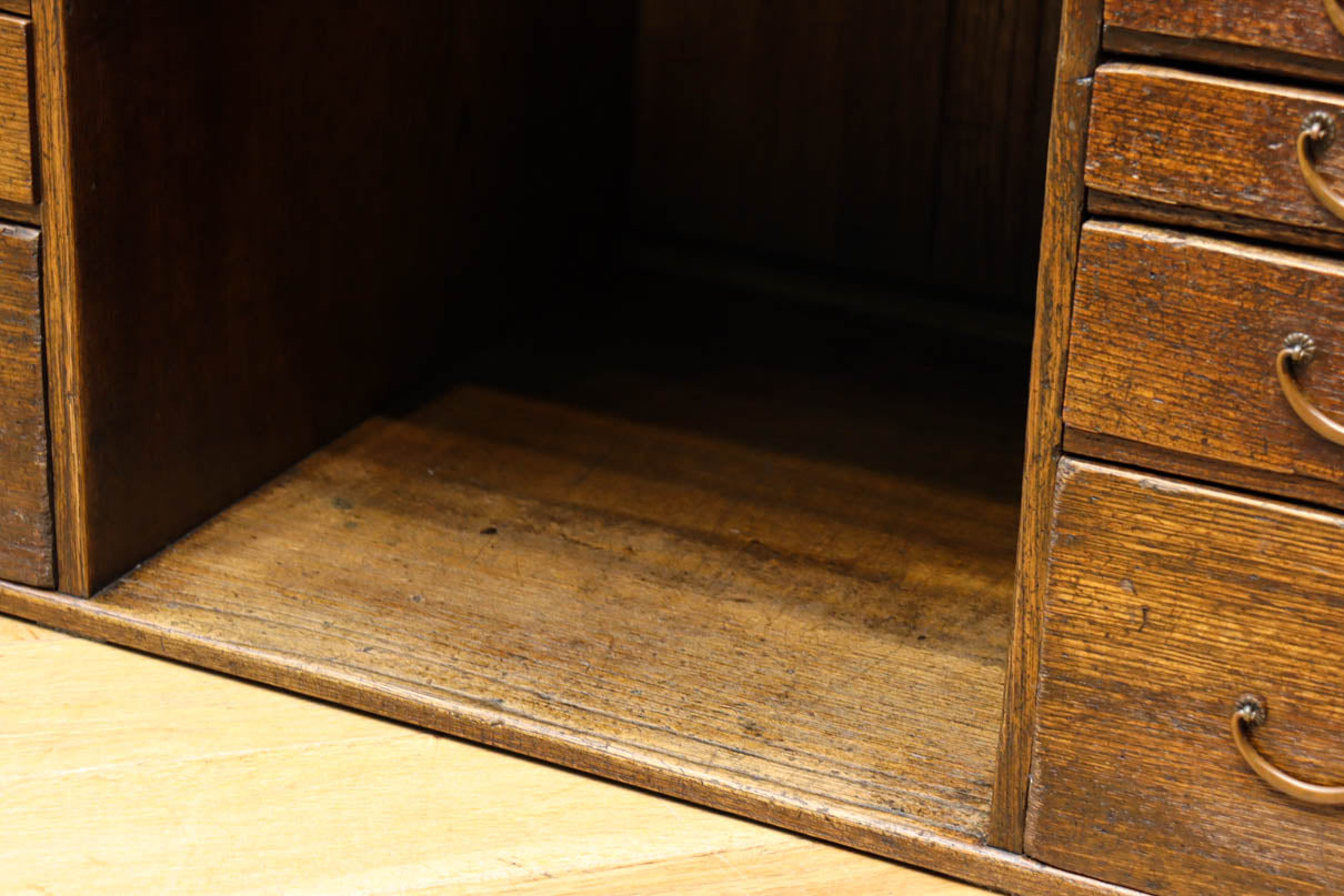 味わい深い面持ちの両袖タイプの彫金机　BB3325