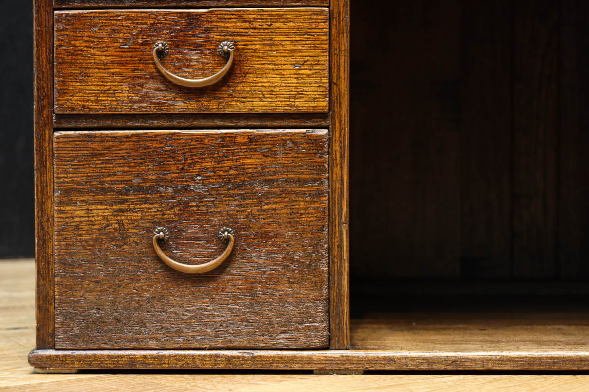 味わい深い面持ちの両袖タイプの彫金机　BB3325