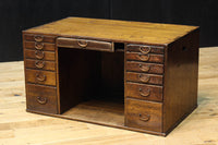 味わい深い面持ちの両袖タイプの彫金机　BB3325