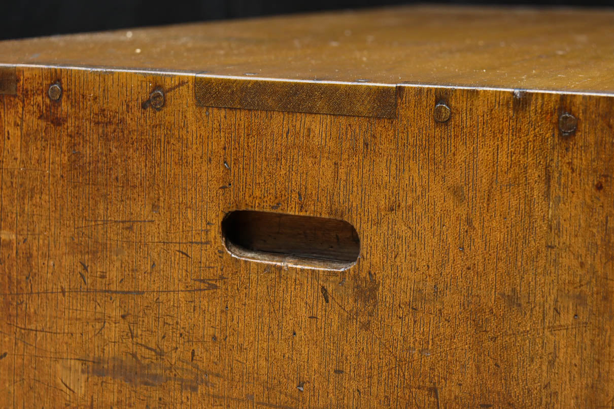 味わい深い面持ちの両袖タイプの彫金机　BB3325