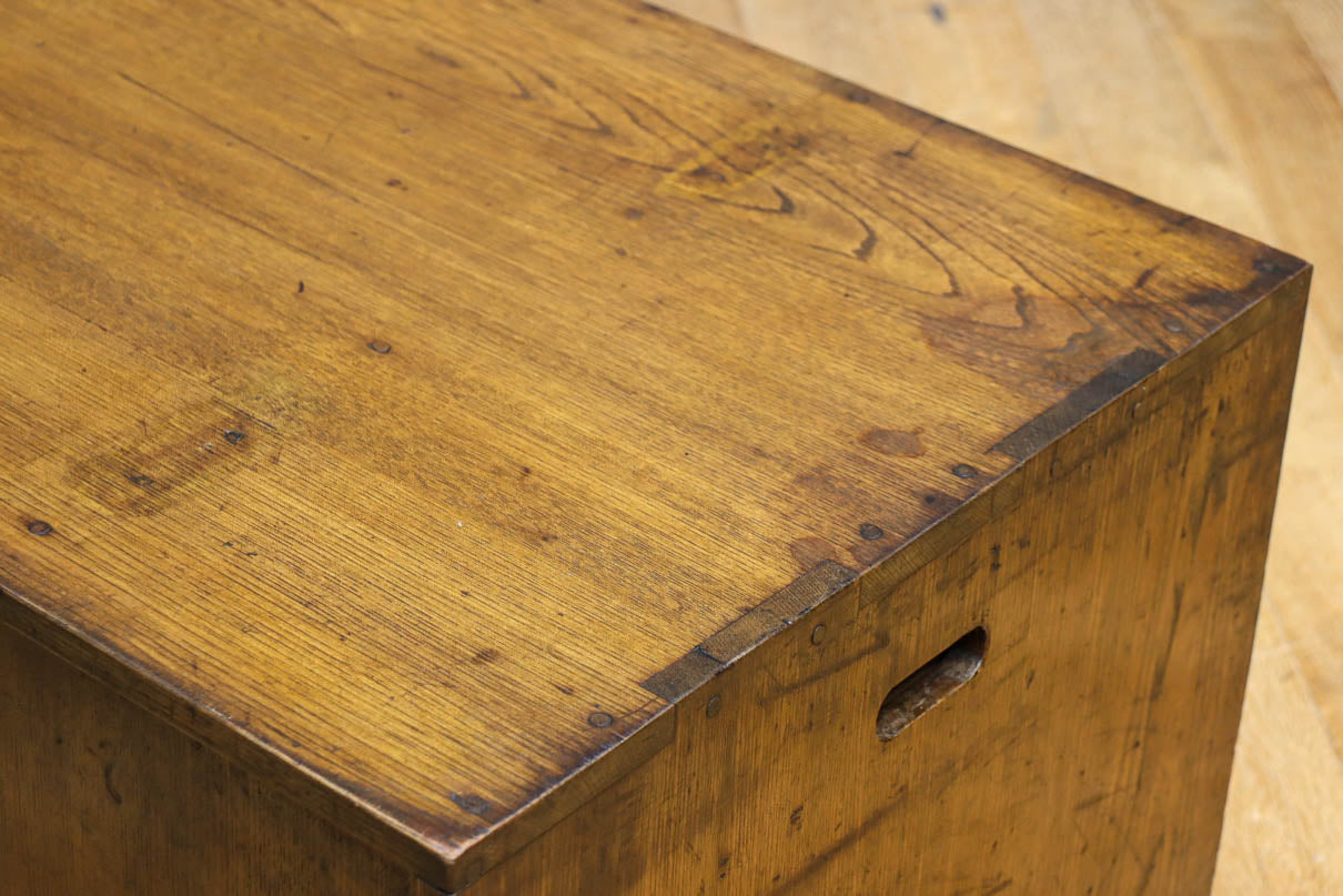 味わい深い面持ちの両袖タイプの彫金机　BB3325