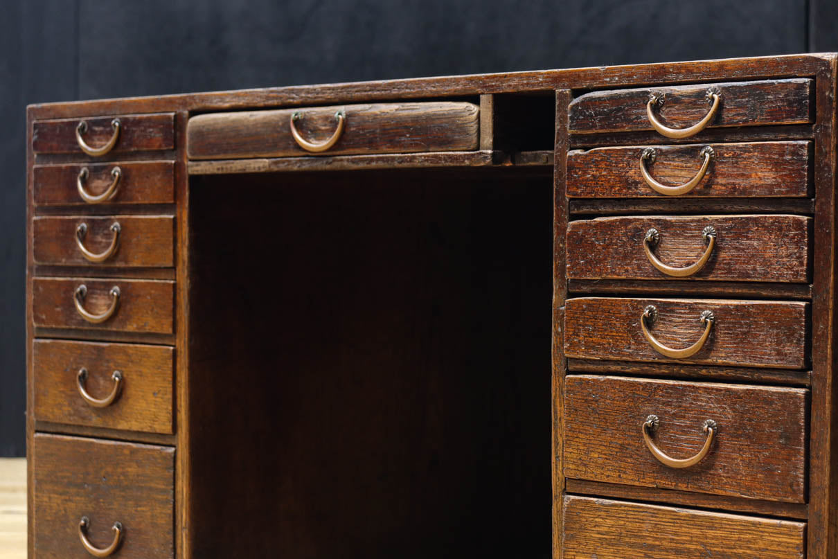 味わい深い面持ちの両袖タイプの彫金机　BB3325