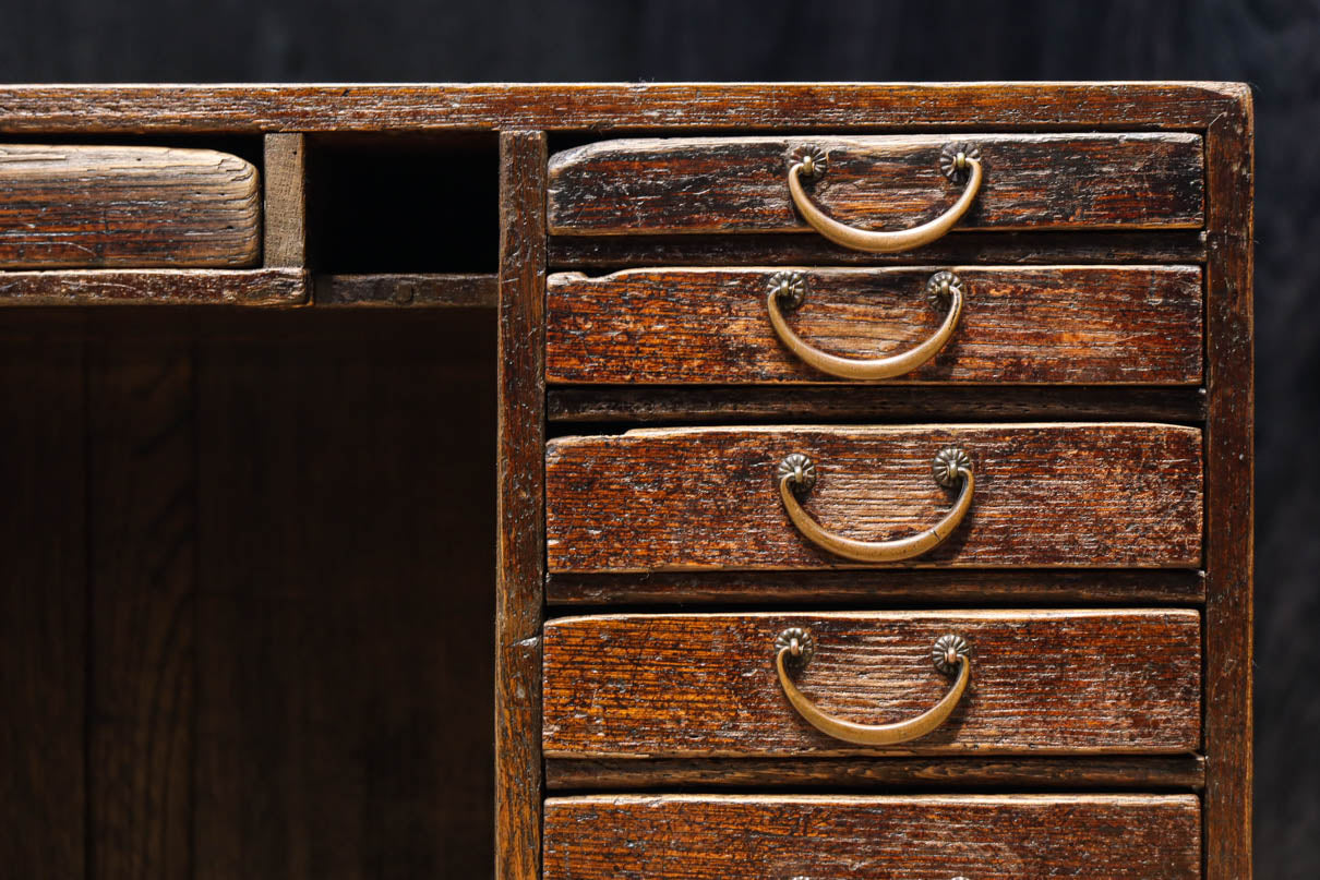 味わい深い面持ちの両袖タイプの彫金机　BB3325