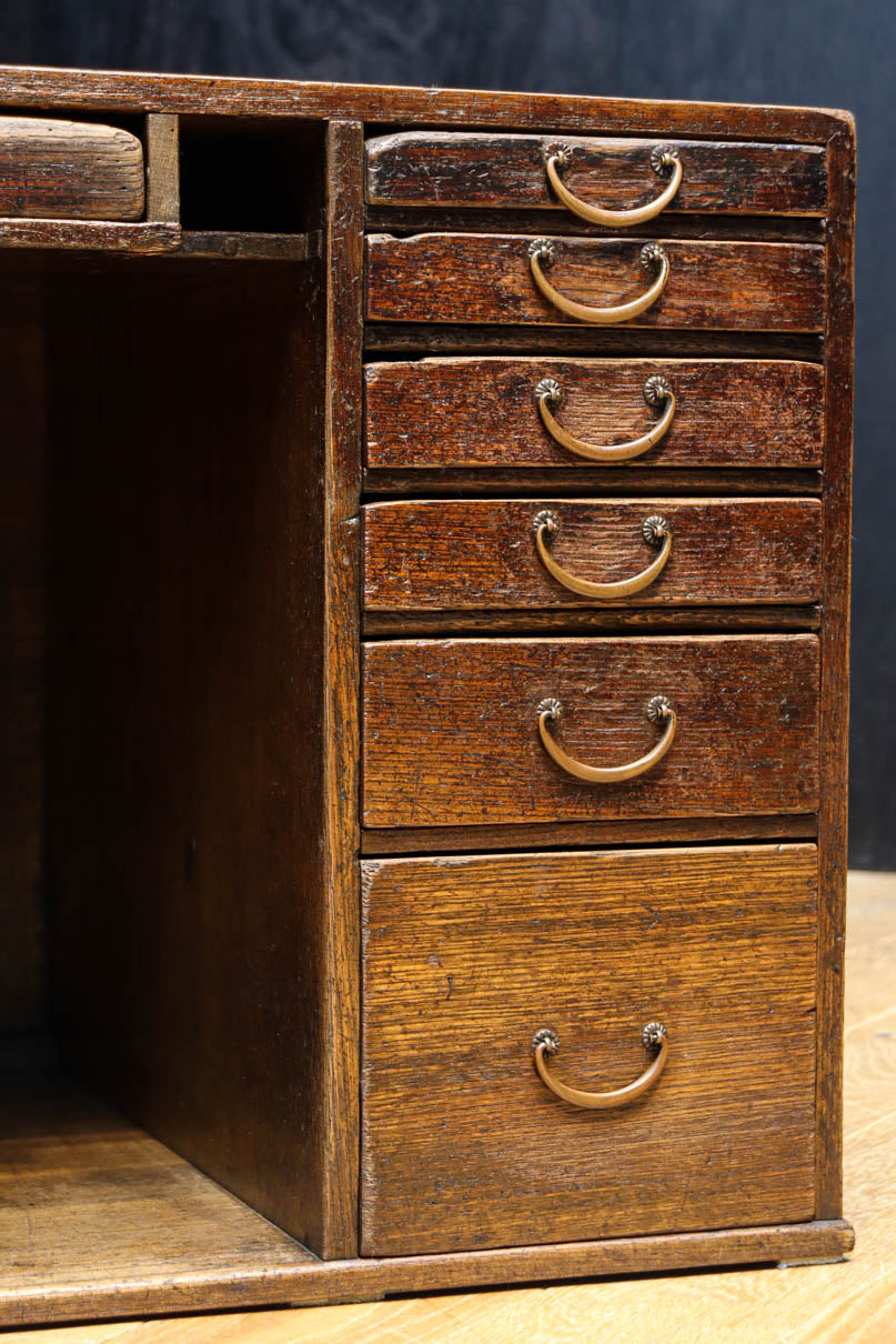 味わい深い面持ちの両袖タイプの彫金机　BB3325