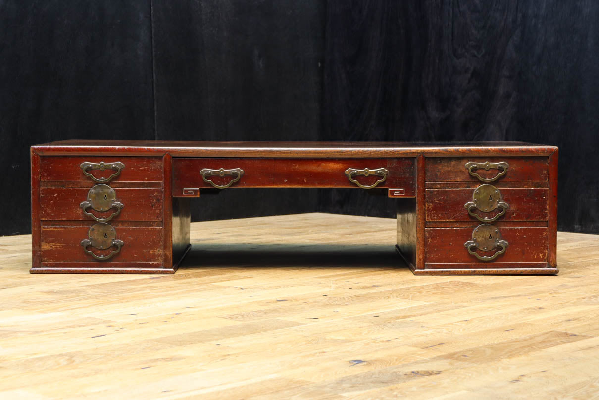 両袖に引き出しを備えた味わい深い文机　BB3326