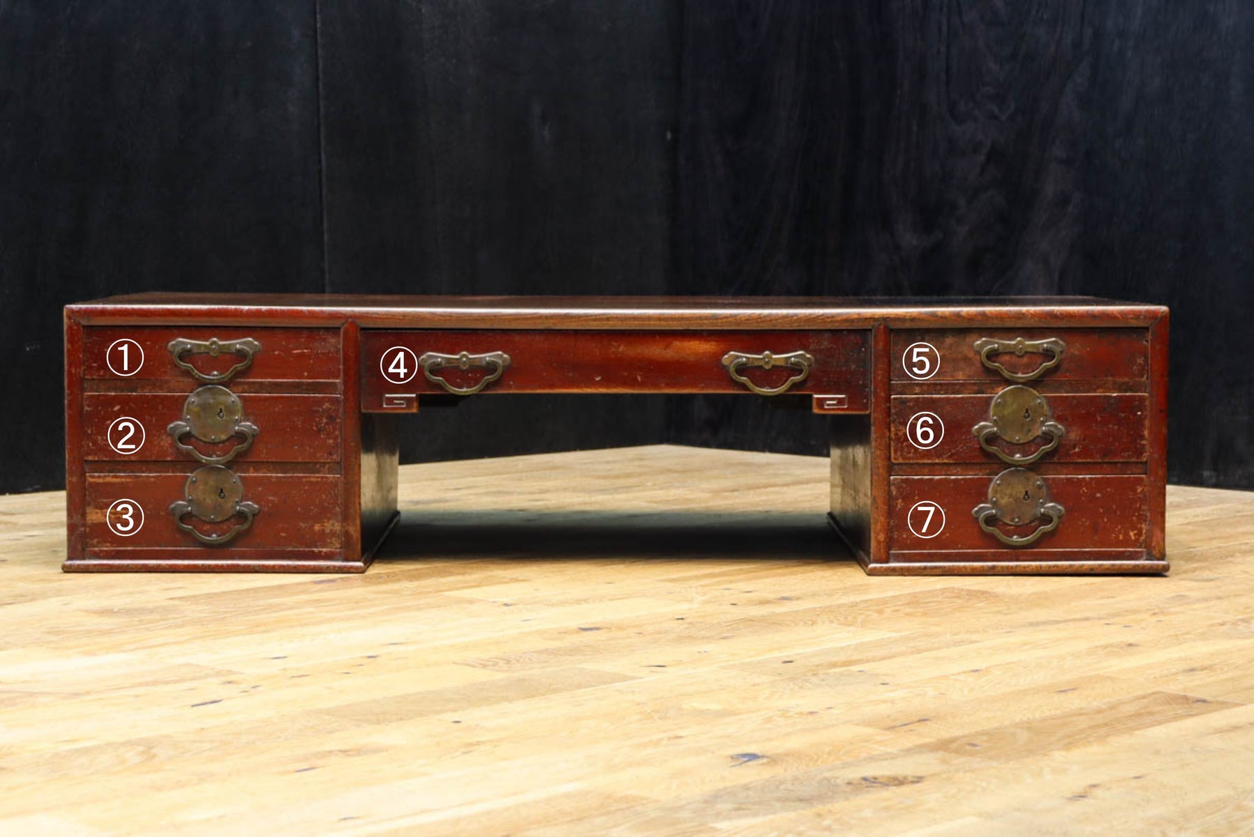 両袖に引き出しを備えた味わい深い文机　BB3326