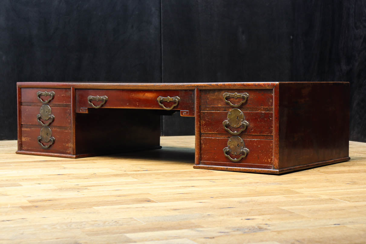 両袖に引き出しを備えた味わい深い文机　BB3326