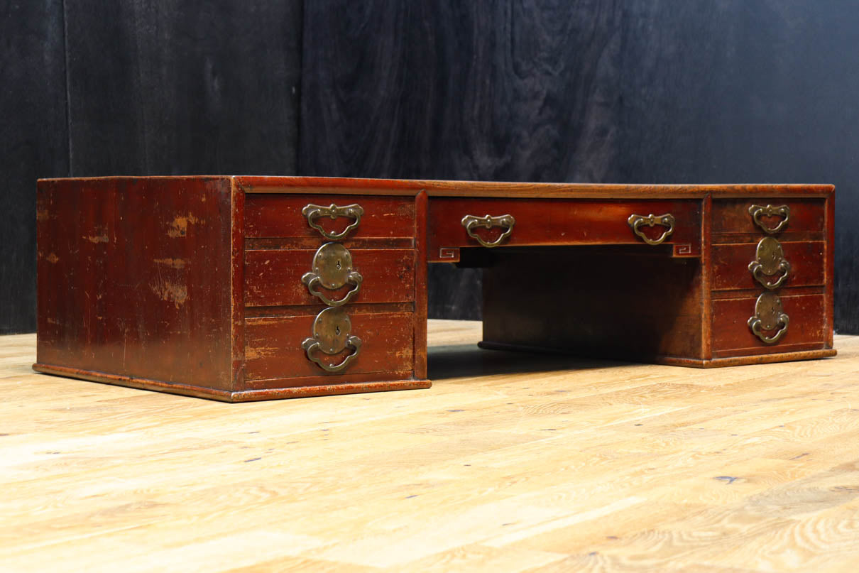 両袖に引き出しを備えた味わい深い文机　BB3326