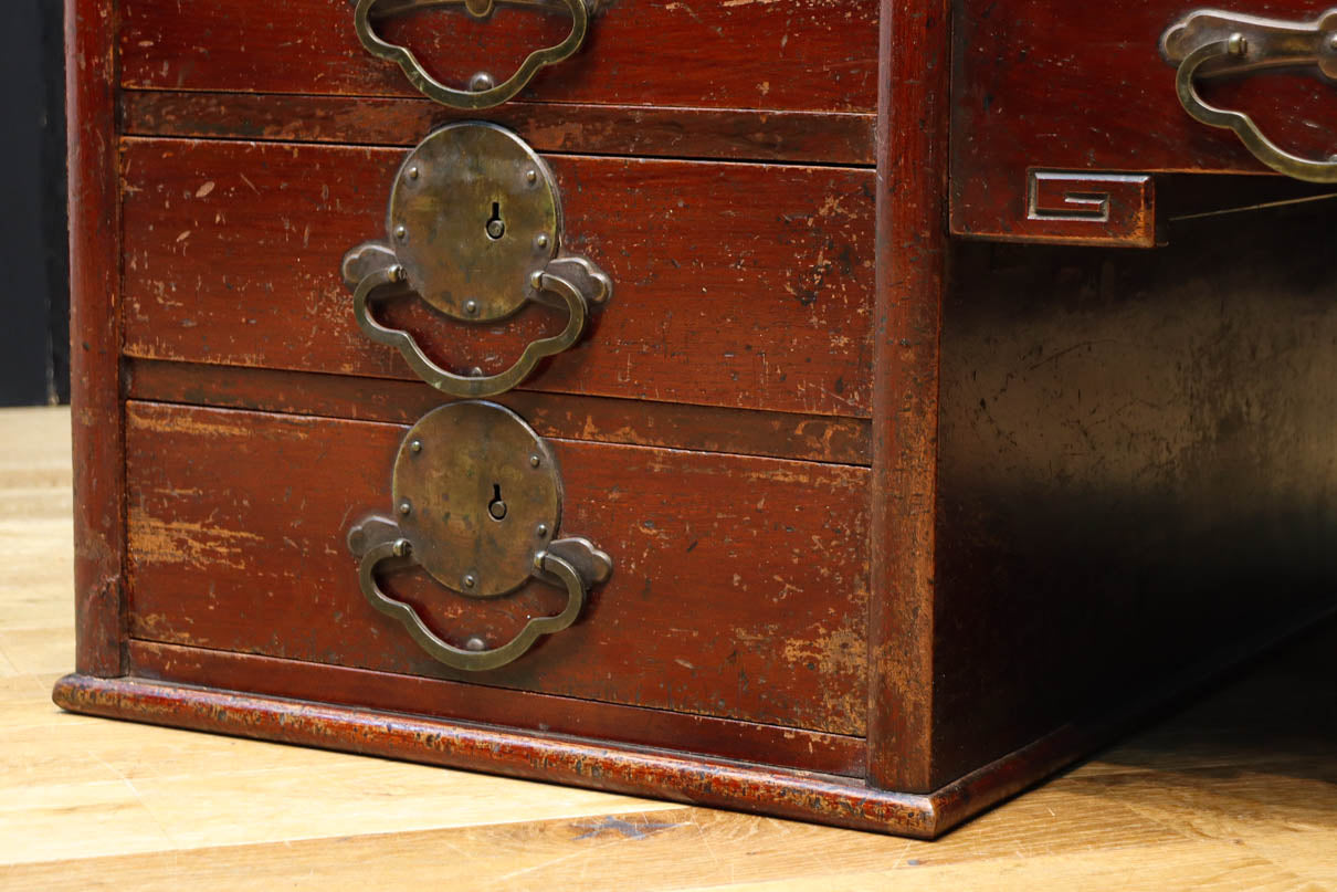 両袖に引き出しを備えた味わい深い文机　BB3326