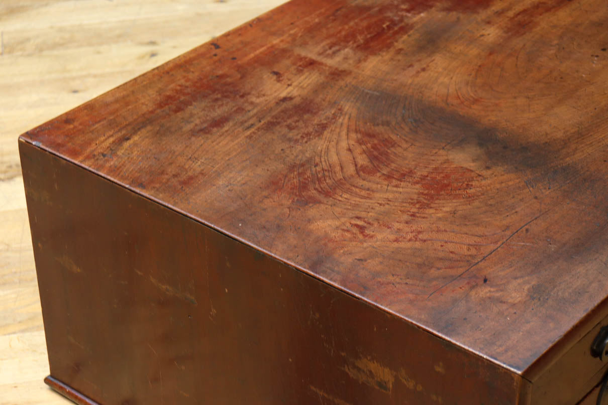 両袖に引き出しを備えた味わい深い文机　BB3326