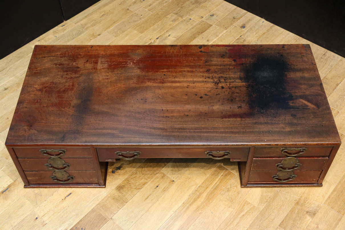 両袖に引き出しを備えた味わい深い文机　BB3326