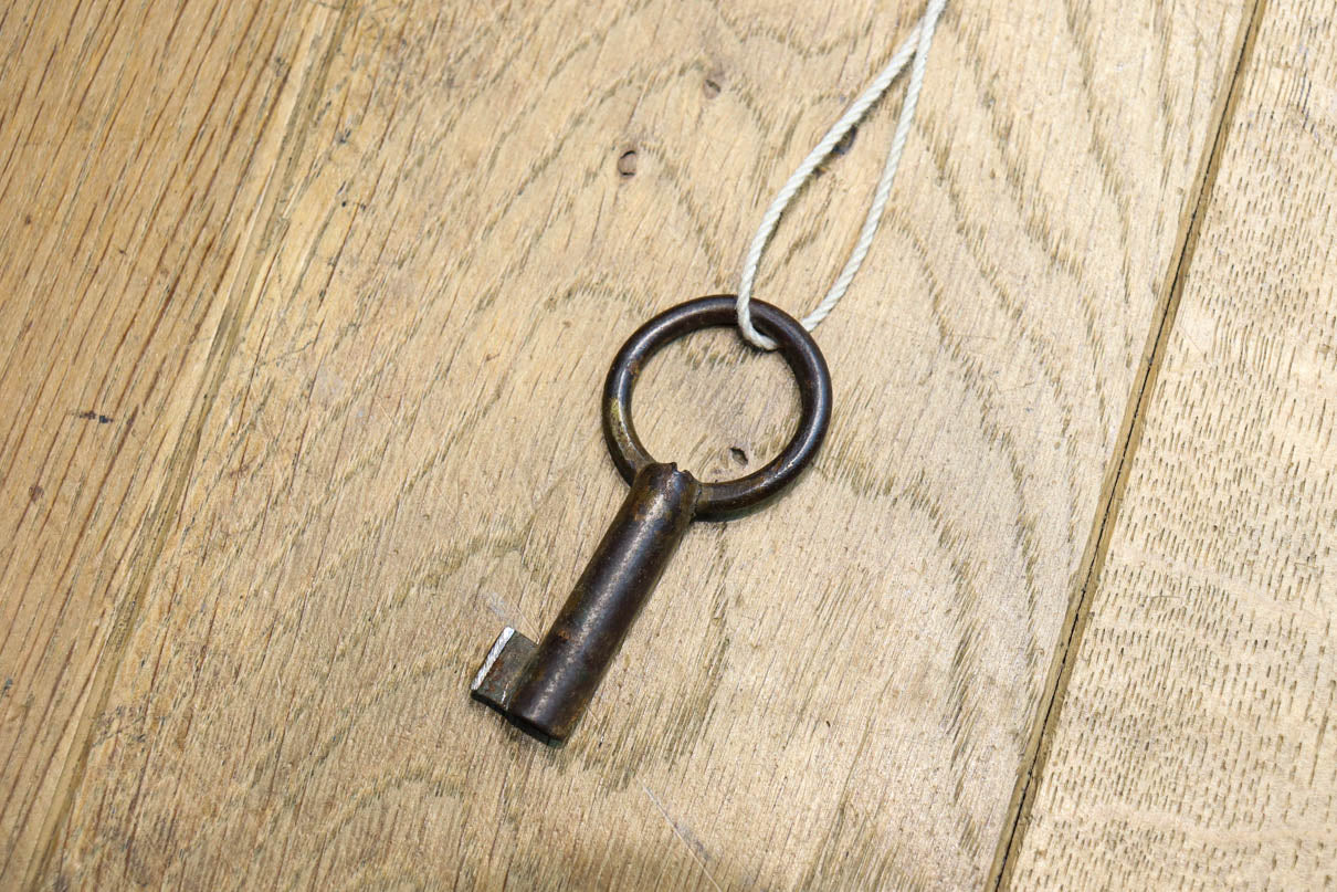 両袖に引き出しを備えた味わい深い文机　BB3326