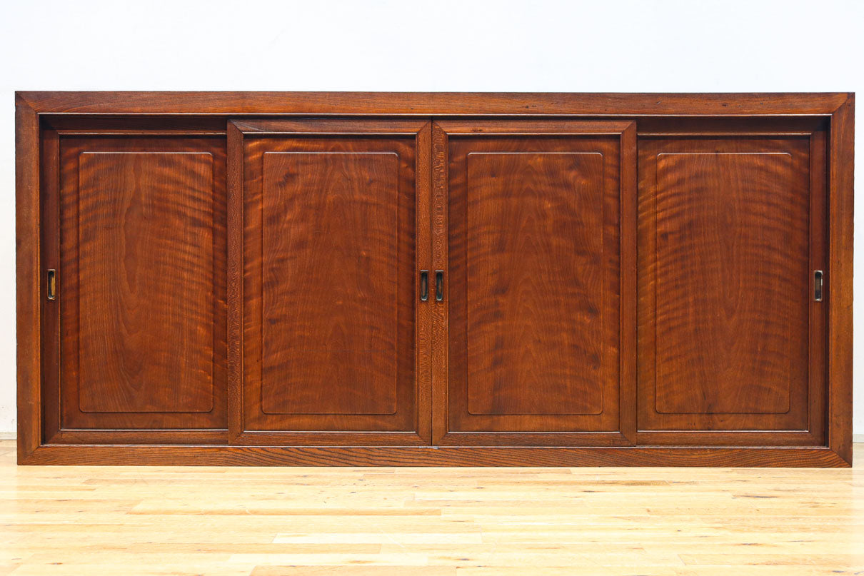 視線を離せない程に美しい波を打つような杢目の4枚引き戸の水屋箪笥　BB3327