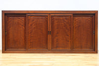 視線を離せない程に美しい波を打つような杢目の4枚引き戸の水屋箪笥　BB3327