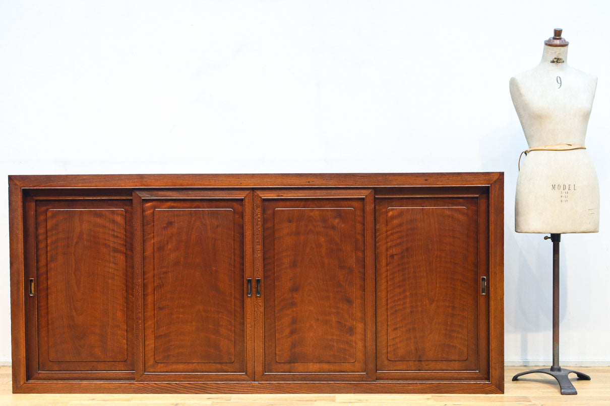 視線を離せない程に美しい波を打つような杢目の4枚引き戸の水屋箪笥　BB3327