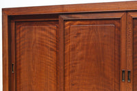 視線を離せない程に美しい波を打つような杢目の4枚引き戸の水屋箪笥　BB3327