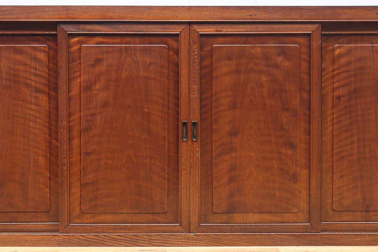 視線を離せない程に美しい波を打つような杢目の4枚引き戸の水屋箪笥　BB3327