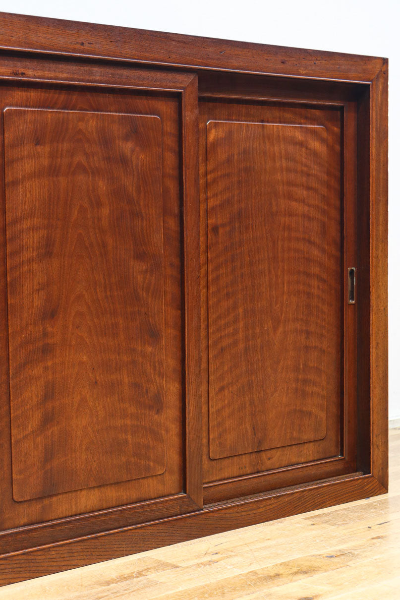 視線を離せない程に美しい波を打つような杢目の4枚引き戸の水屋箪笥　BB3327