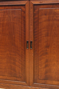 視線を離せない程に美しい波を打つような杢目の4枚引き戸の水屋箪笥　BB3327