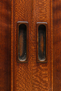 視線を離せない程に美しい波を打つような杢目の4枚引き戸の水屋箪笥　BB3327