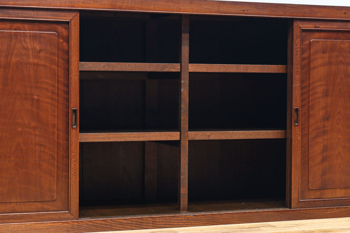 視線を離せない程に美しい波を打つような杢目の4枚引き戸の水屋箪笥　BB3327