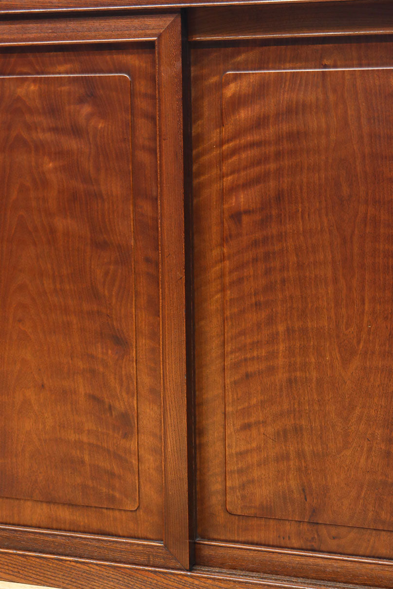 視線を離せない程に美しい波を打つような杢目の4枚引き戸の水屋箪笥　BB3327