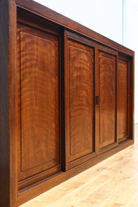 視線を離せない程に美しい波を打つような杢目の4枚引き戸の水屋箪笥　BB3327