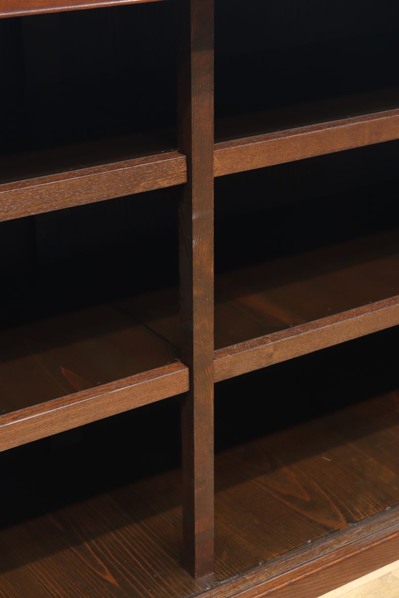 視線を離せない程に美しい波を打つような杢目の4枚引き戸の水屋箪笥　BB3327