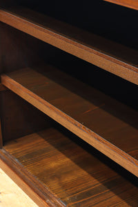 視線を離せない程に美しい波を打つような杢目の4枚引き戸の水屋箪笥　BB3327