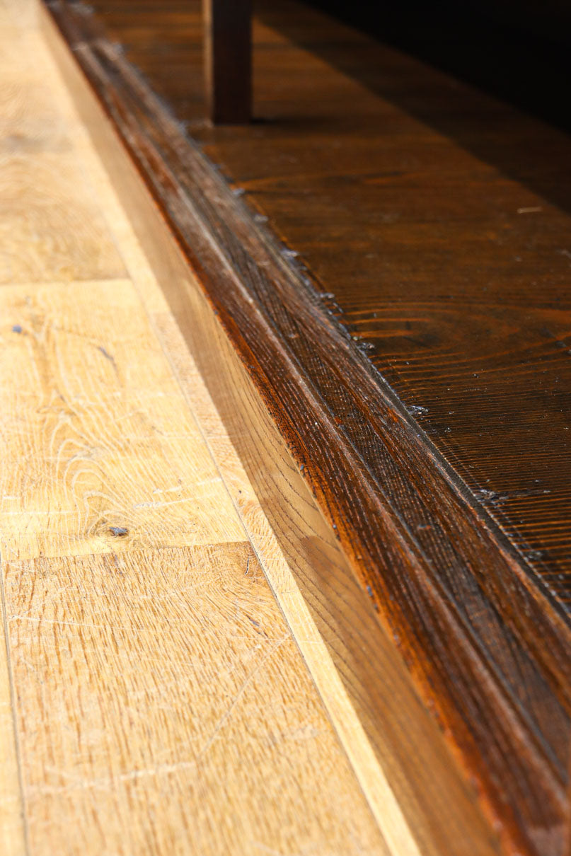 視線を離せない程に美しい波を打つような杢目の4枚引き戸の水屋箪笥　BB3327