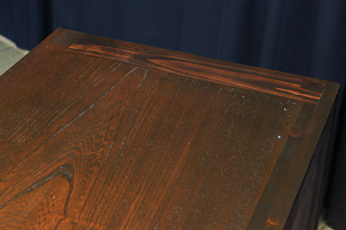 視線を離せない程に美しい波を打つような杢目の4枚引き戸の水屋箪笥　BB3327