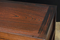 視線を離せない程に美しい波を打つような杢目の4枚引き戸の水屋箪笥　BB3327