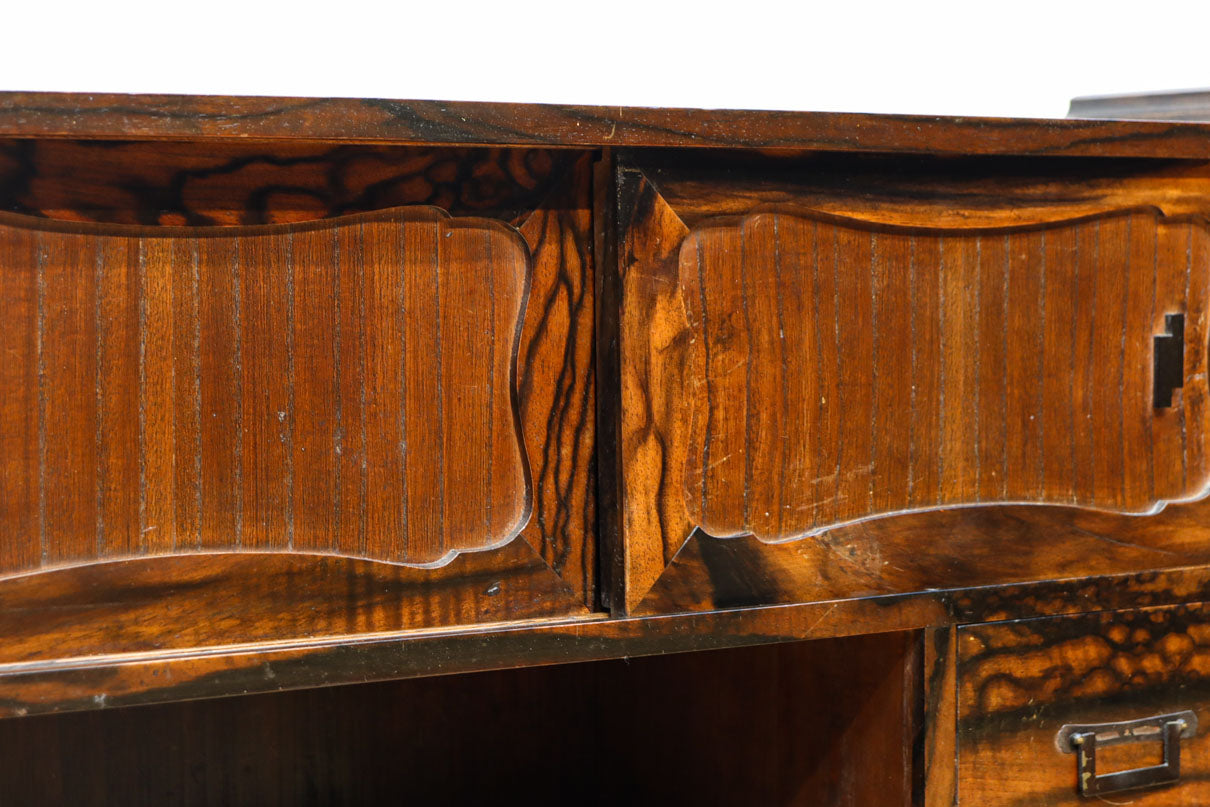 極上の黒柿杢目の上品な面持ちある飾り棚　BB3331