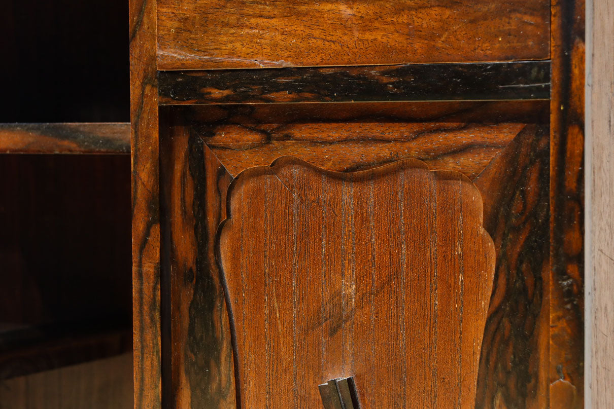 極上の黒柿杢目の上品な面持ちある飾り棚　BB3331